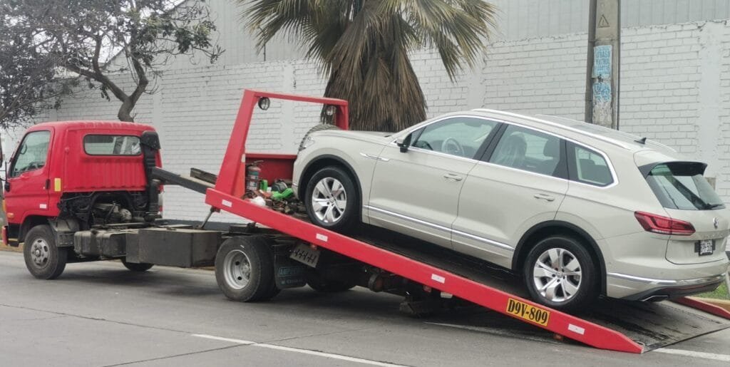 grua para camioneta GRUA CON PLATAFORMA CARGANDO UN CARRO EN VILLA MARIA