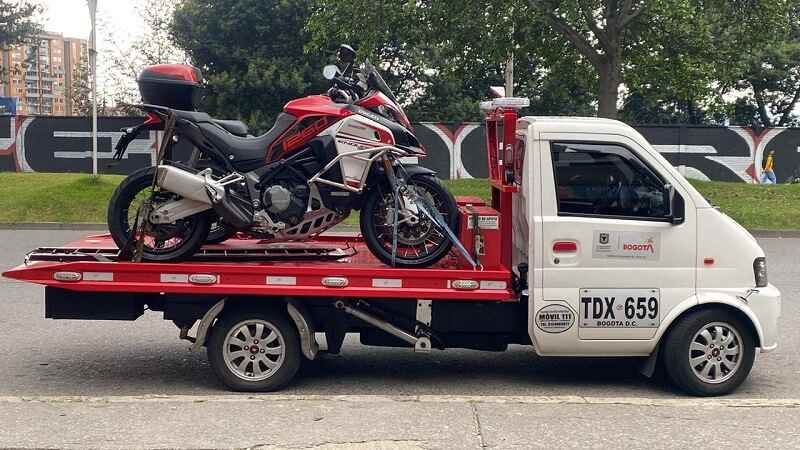 grua remolcando moto en lima