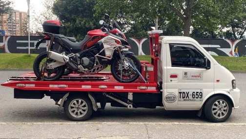 grua-remolcando-moto GRUA PARA MOTOS