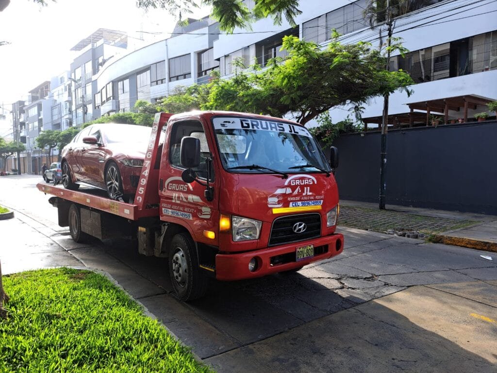 GRUA CON PLATAFORMA EN VILLA EL SALVADOR