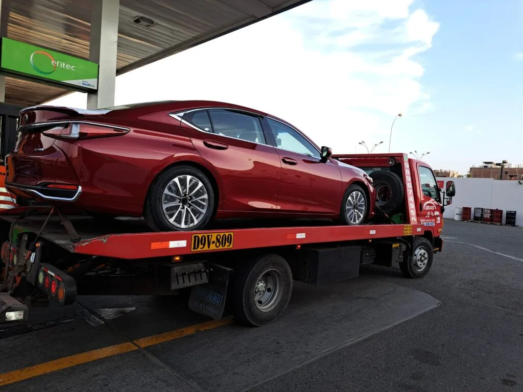 GRUA  EN LIMA CON CARRO ROJO